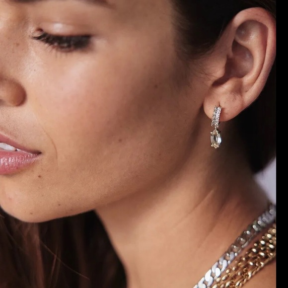 SOLD OUT! STELLA & DOT BAGUETTE HUGGIES DROPLET CRYSTAL EARRINGS NEW IN BOX - Picture 3 of 7